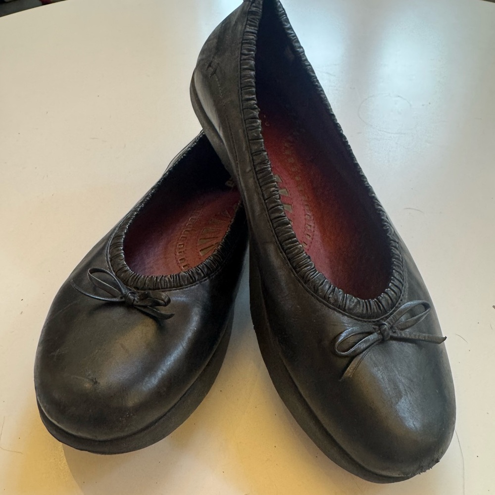 Earth Black Women's Loafers with Bow Detail